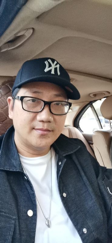 拥抱幸福的第一张照片--蓝颜知己交友网